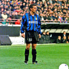 Roberto Baggio esulta con la maglia dell'Inter durante la stagione 1998/99.