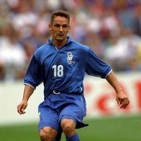 Roberto Baggio esulta con la maglia della Nazionale azzurra nella stagione 1996/97.