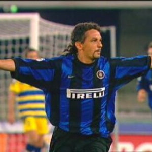 Roberto Baggio esulta con la maglia nerazzurra nella stagione 1999/00.