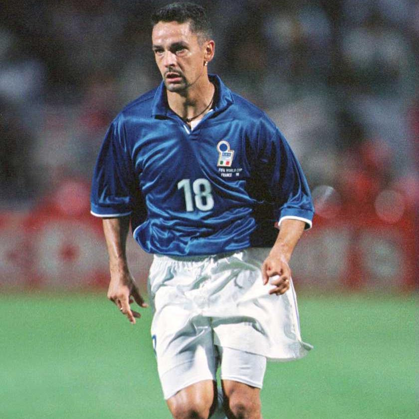 Roberto Baggio esulta dopo il gol contro il Cile a Francia '98 con la maglia azzurra.