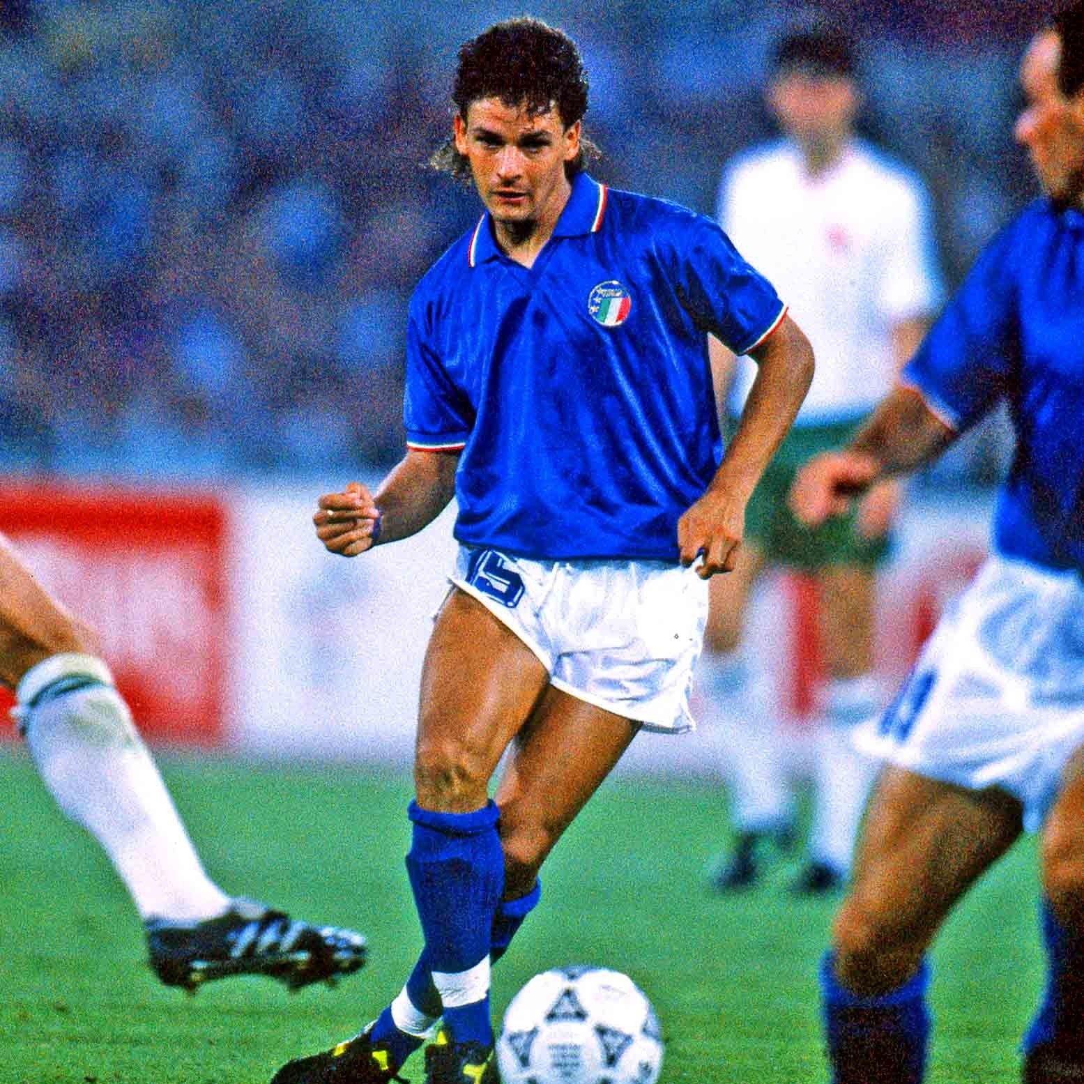 Roberto Baggio esulta dopo il gol leggendario a Italia '90 con la maglia azzurra.