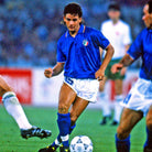 Roberto Baggio esulta dopo il gol leggendario a Italia '90 con la maglia azzurra.