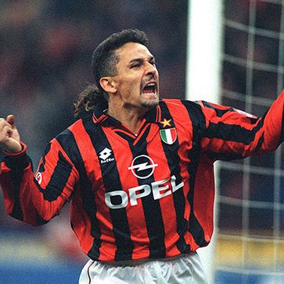 Roberto Baggio esulta indossando la maglia casalinga del Milan stagione 1996/97.