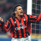 Roberto Baggio esulta indossando la maglia casalinga del Milan stagione 1996/97.