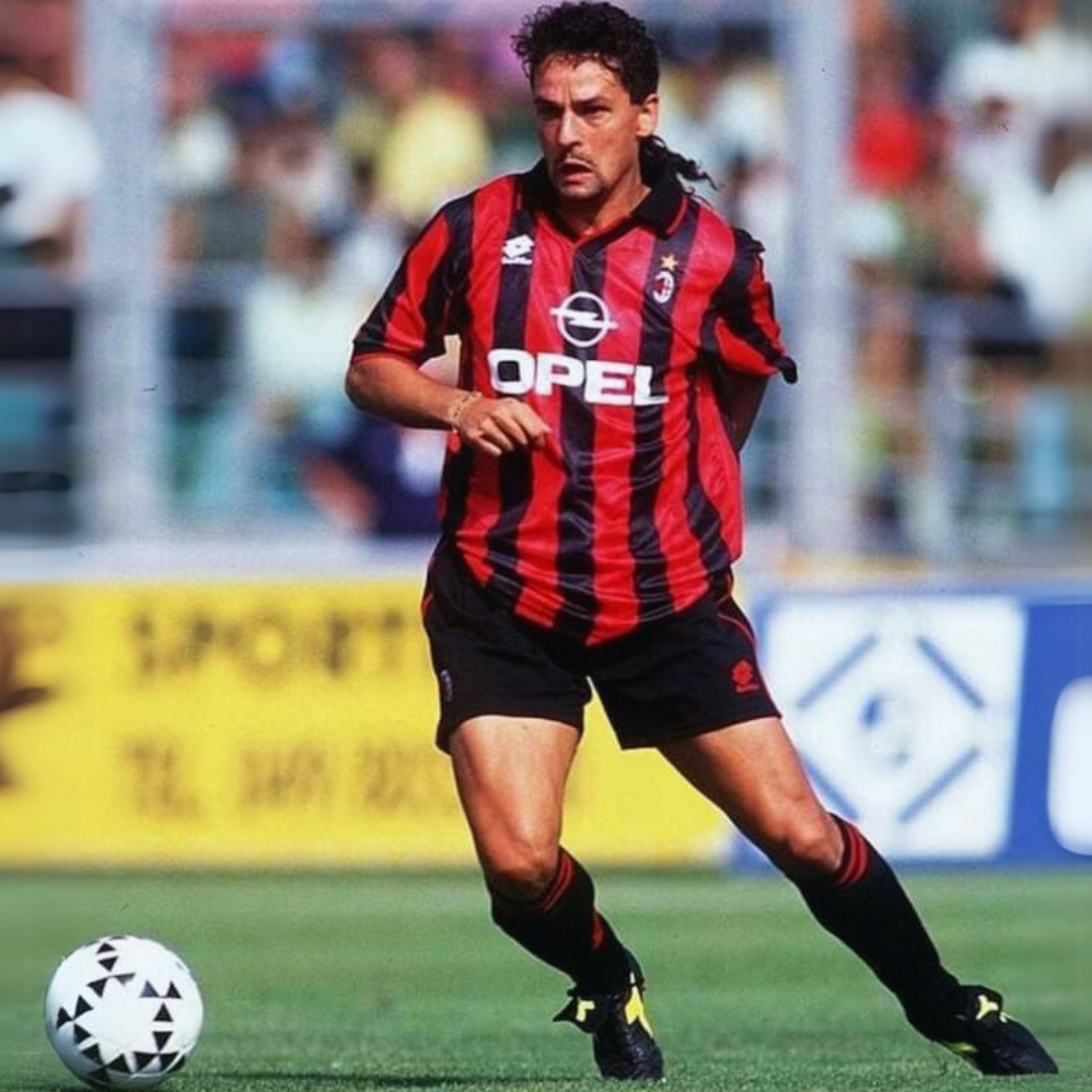 Roberto Baggio in azione con la maglia casalinga del Milan nella stagione 1995/96.