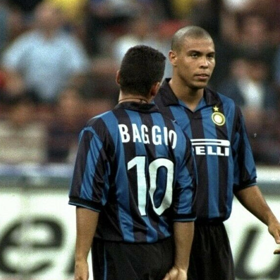 Roberto Baggio in azione con la maglia dell'Inter durante la stagione 1998/99.
