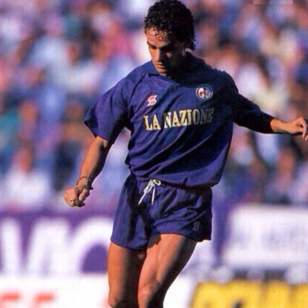 Roberto Baggio in azione con la maglia viola della Fiorentina nella stagione 1989/90.