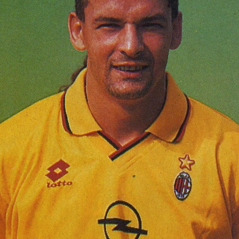 Roberto Baggio in azione con la terza maglia gialla del Milan nella stagione 1995/96.