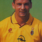 Roberto Baggio in azione con la terza maglia gialla del Milan nella stagione 1995/96.