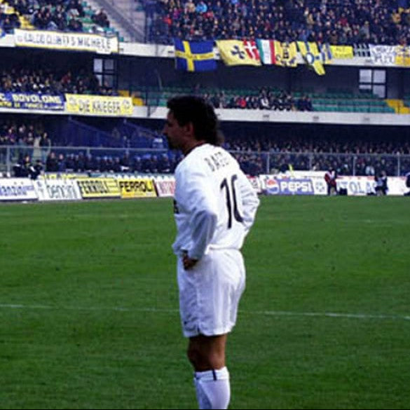 Roberto Baggio in campo con la maglia away bianca dell'Inter nella stagione 1998/99.