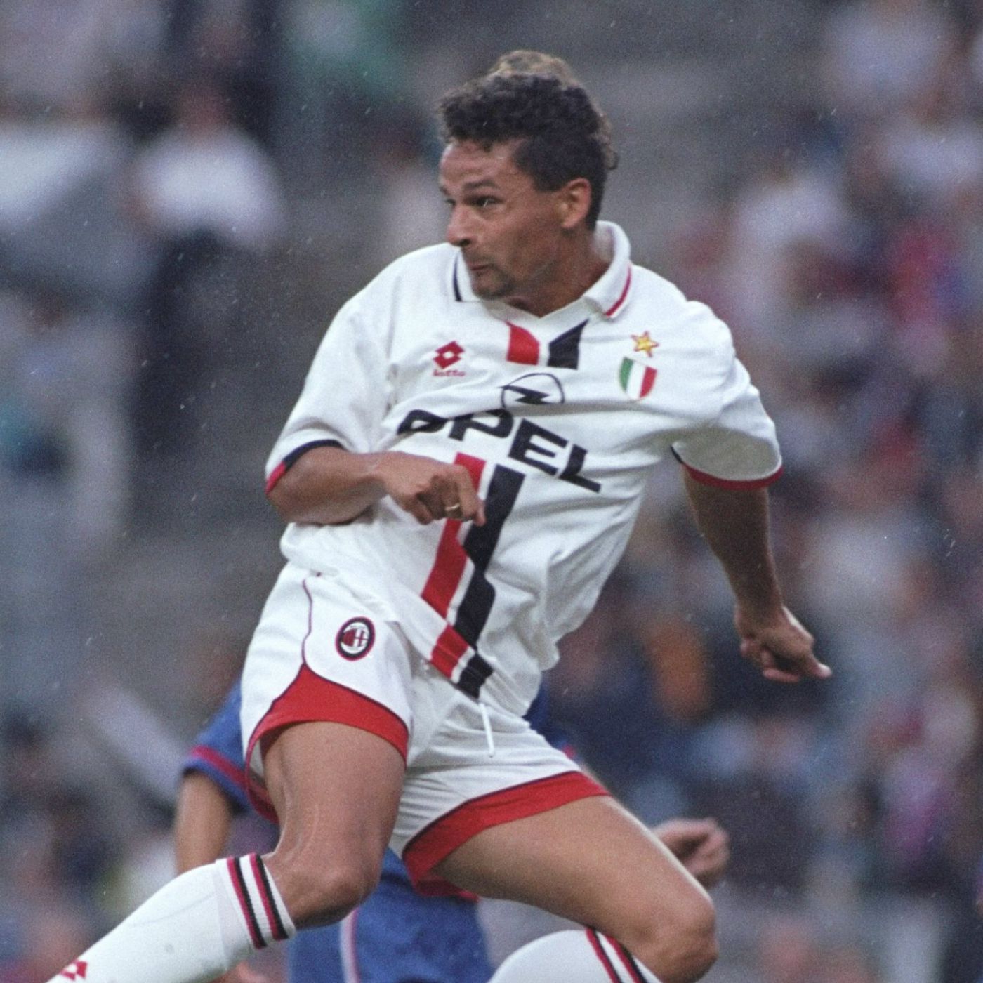 Roberto Baggio in campo con la maglia bianca da trasferta del Milan 1996/97.