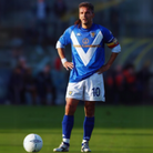 Roberto Baggio saluta i tifosi indossando la maglia del Brescia nella sua ultima partita.