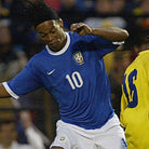 Ronaldinho Brasile 2010 in azione con maglia away blu