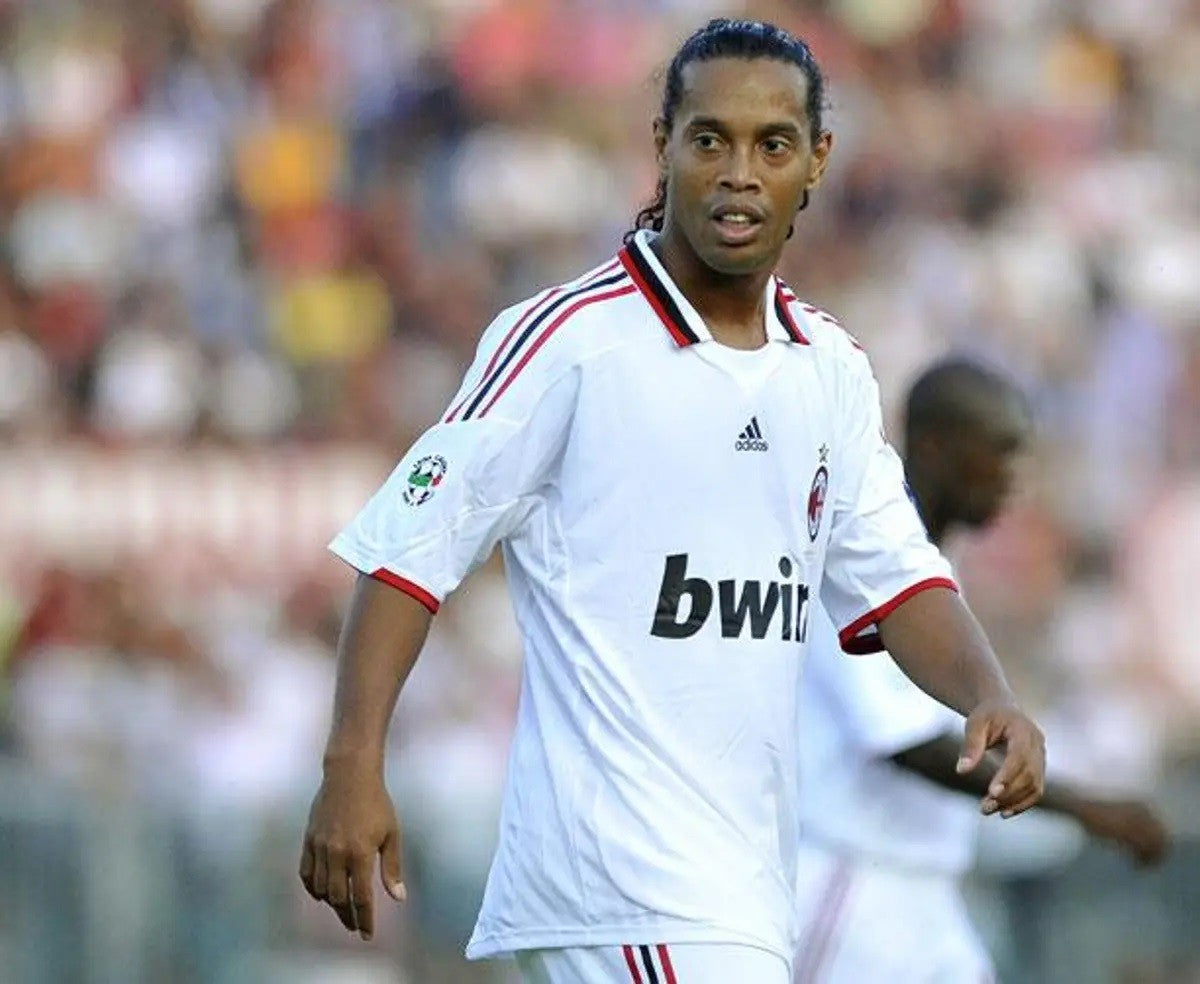 Ronaldinho con maglia Milan away 2009/10 durante partita ufficiale