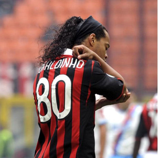 Ronaldinho con maglia Milan home 2009/10 durante partita ufficiale