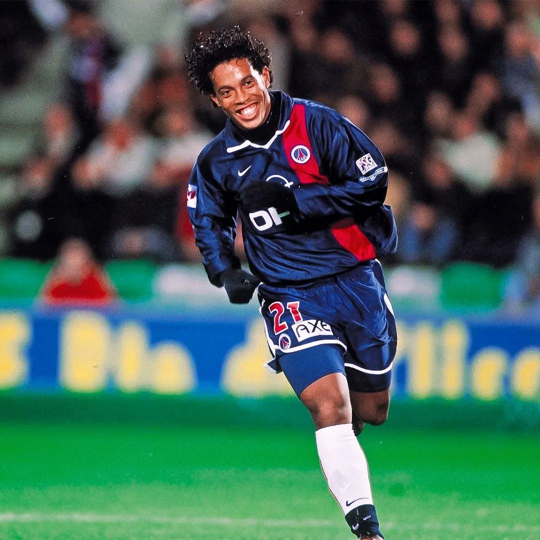 Ronaldinho con maglia PSG 2001/02 home durante partita ufficiale