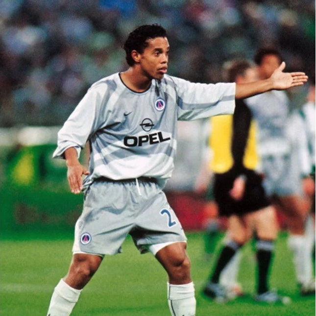 Ronaldinho con maglia PSG away 2001/02 durante partita ufficiale