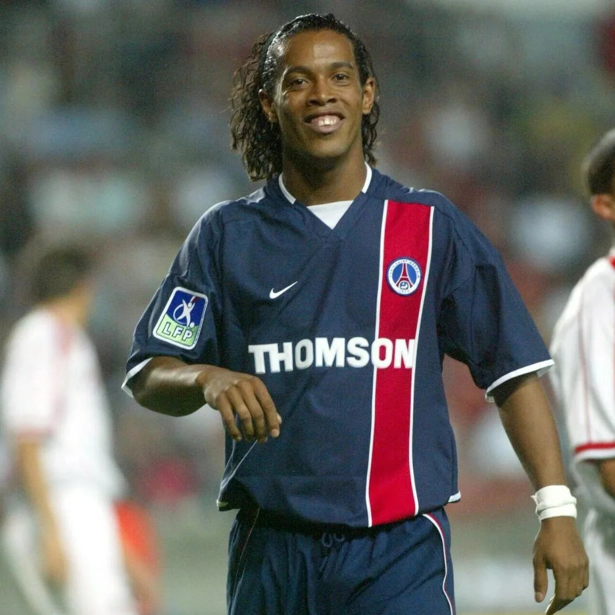 Ronaldinho con maglia PSG home 2002/03 durante partita ufficiale