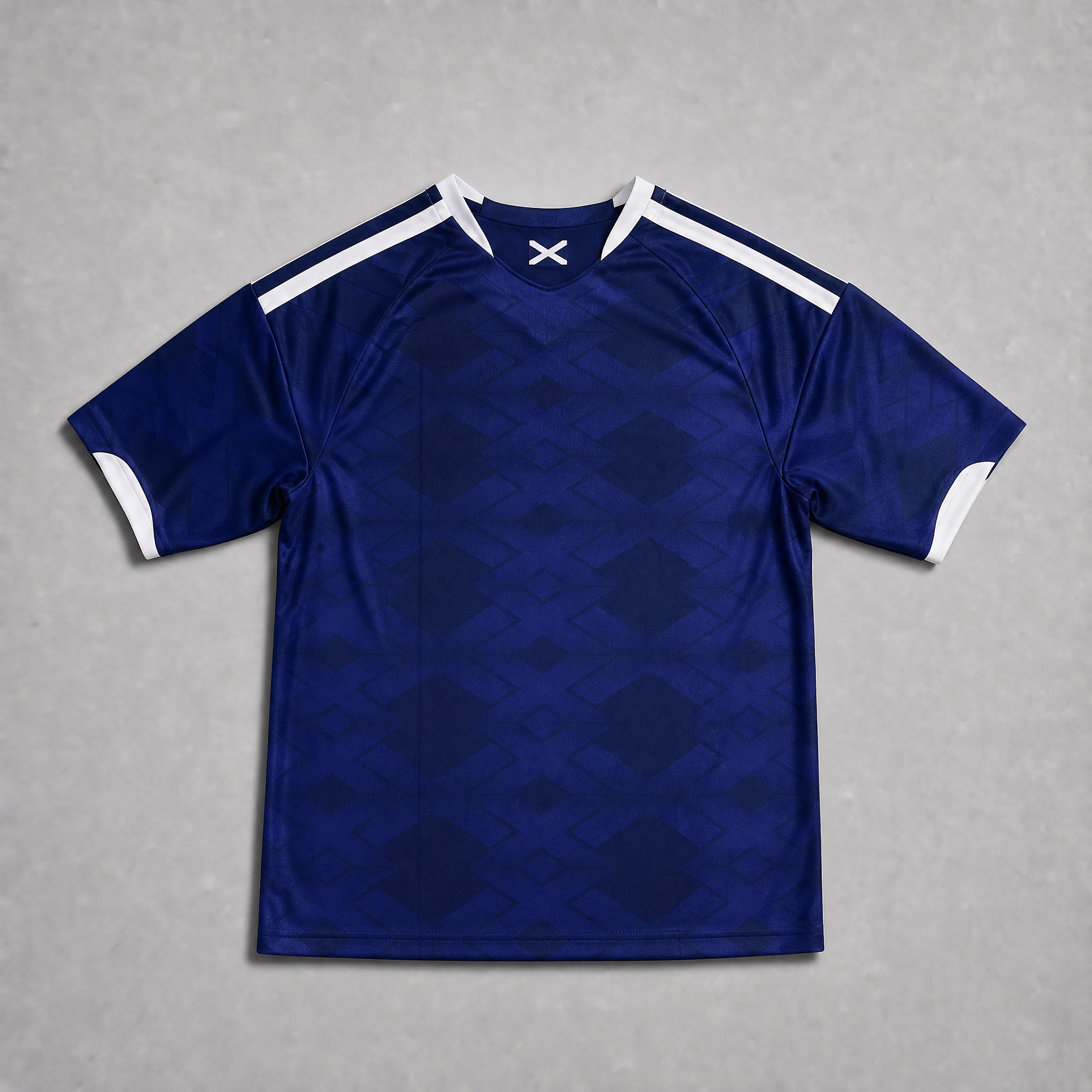 Kit casalingo nazionale Scozia FIFA World Cup 2026 — maglia appesa, colore blu navy profondo, dettagli bianchi sulle spalle e sul collo, divisa da calcio da collezione prima del Mondiale
