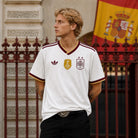 Giocatore che indossa la Maglia Away Spagna Campioni del Mondo 2026.