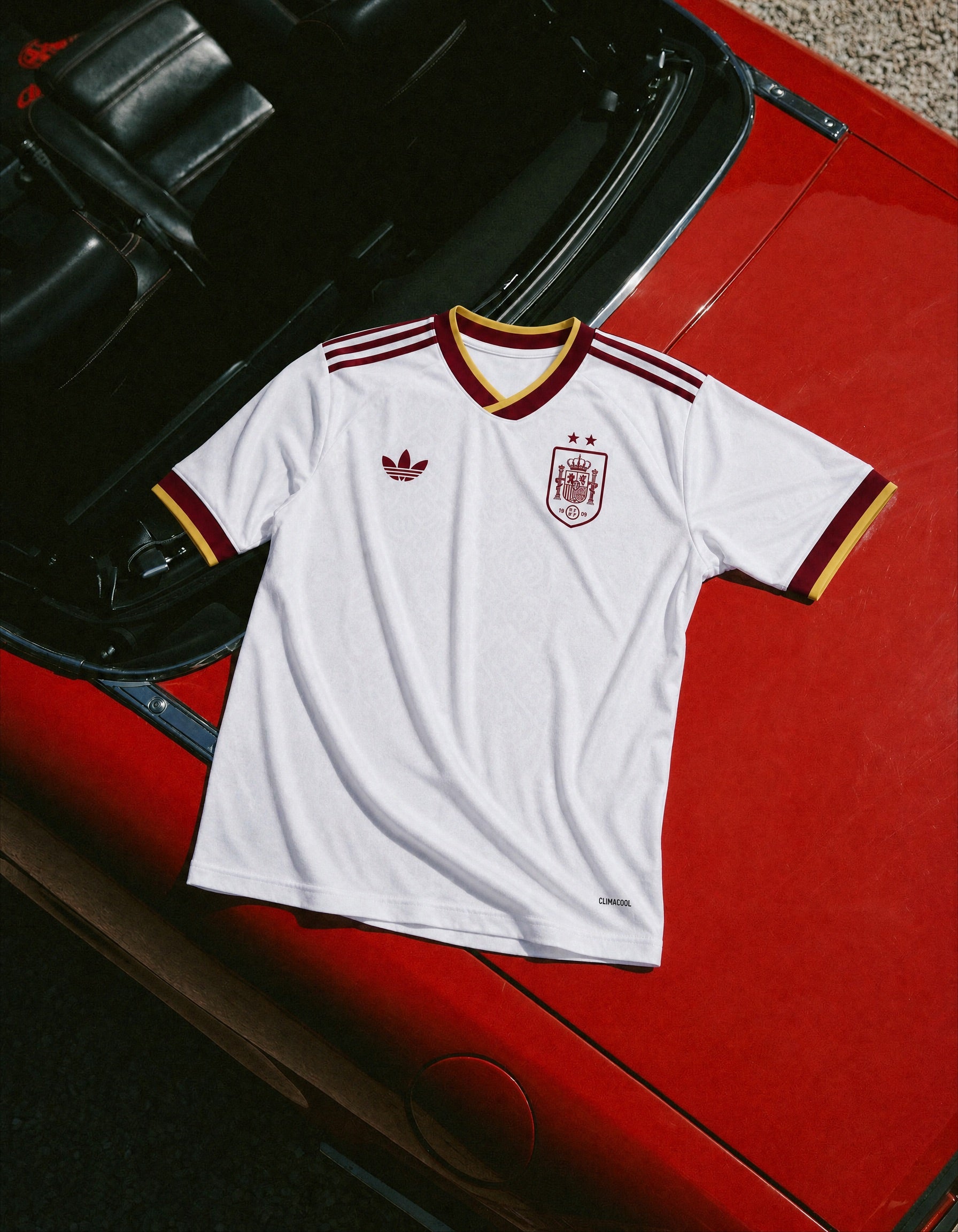 Maglia nazionale Spagna Away 2026 da collezione con dettagli storici.