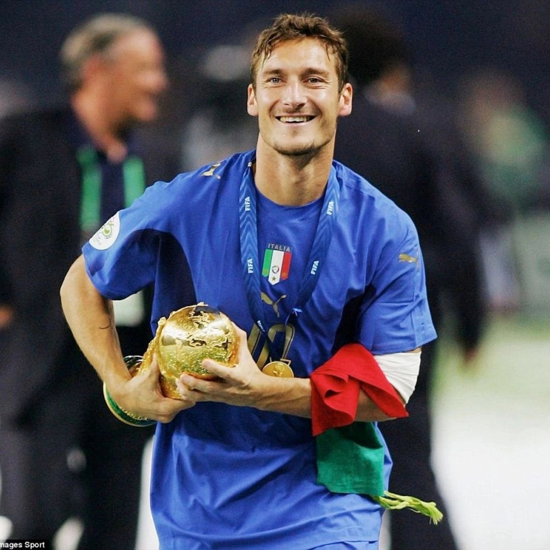 TOTTI Maglia Italia 2006 home azzurra Puma in campo