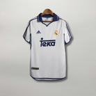 Vista frontale maglia Real Madrid 2000/01 home bianca con logo Adidas e stemma club