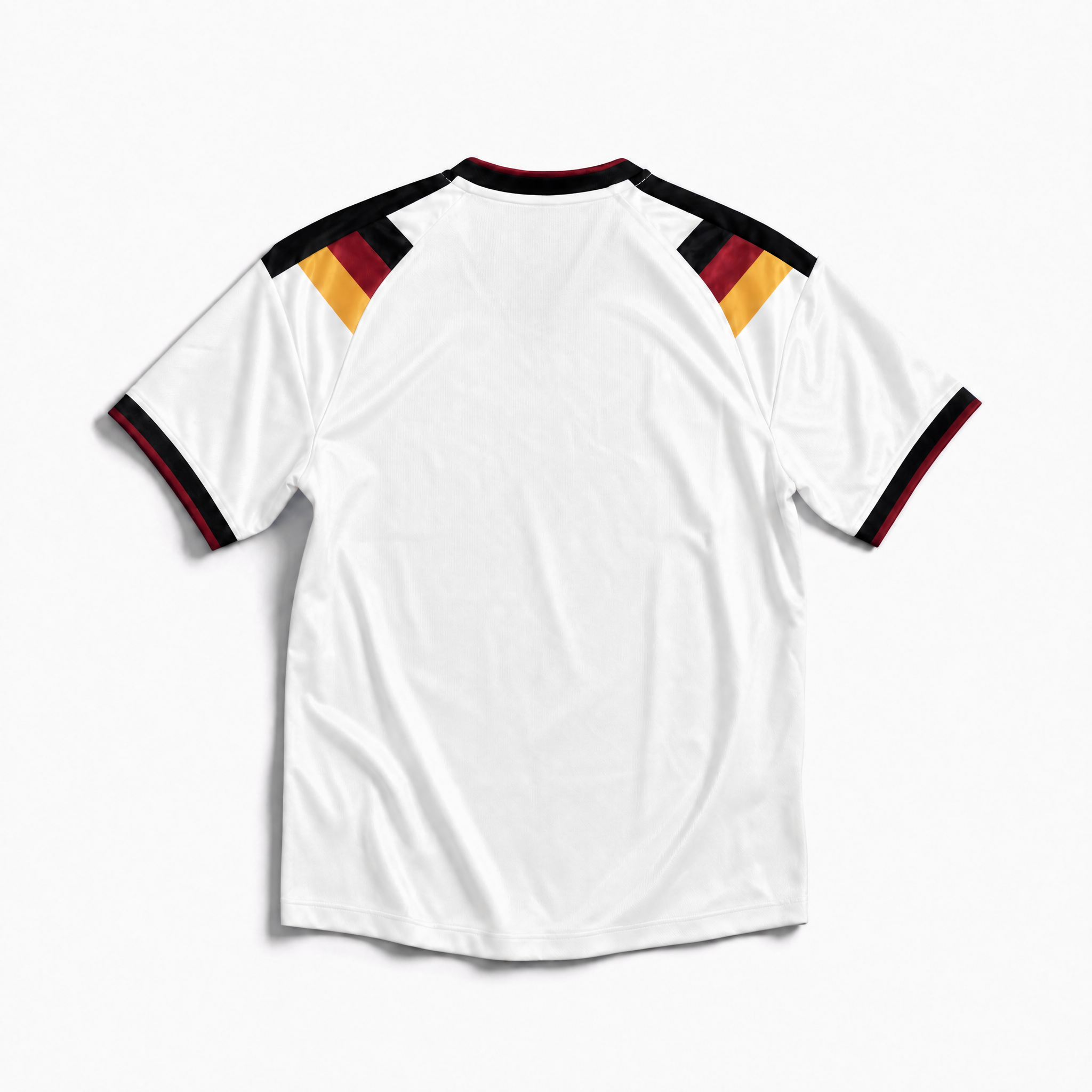 Vista posteriore della maglia bianca della nazionale tedesca 2026 con dettagli tricolore sul colletto
