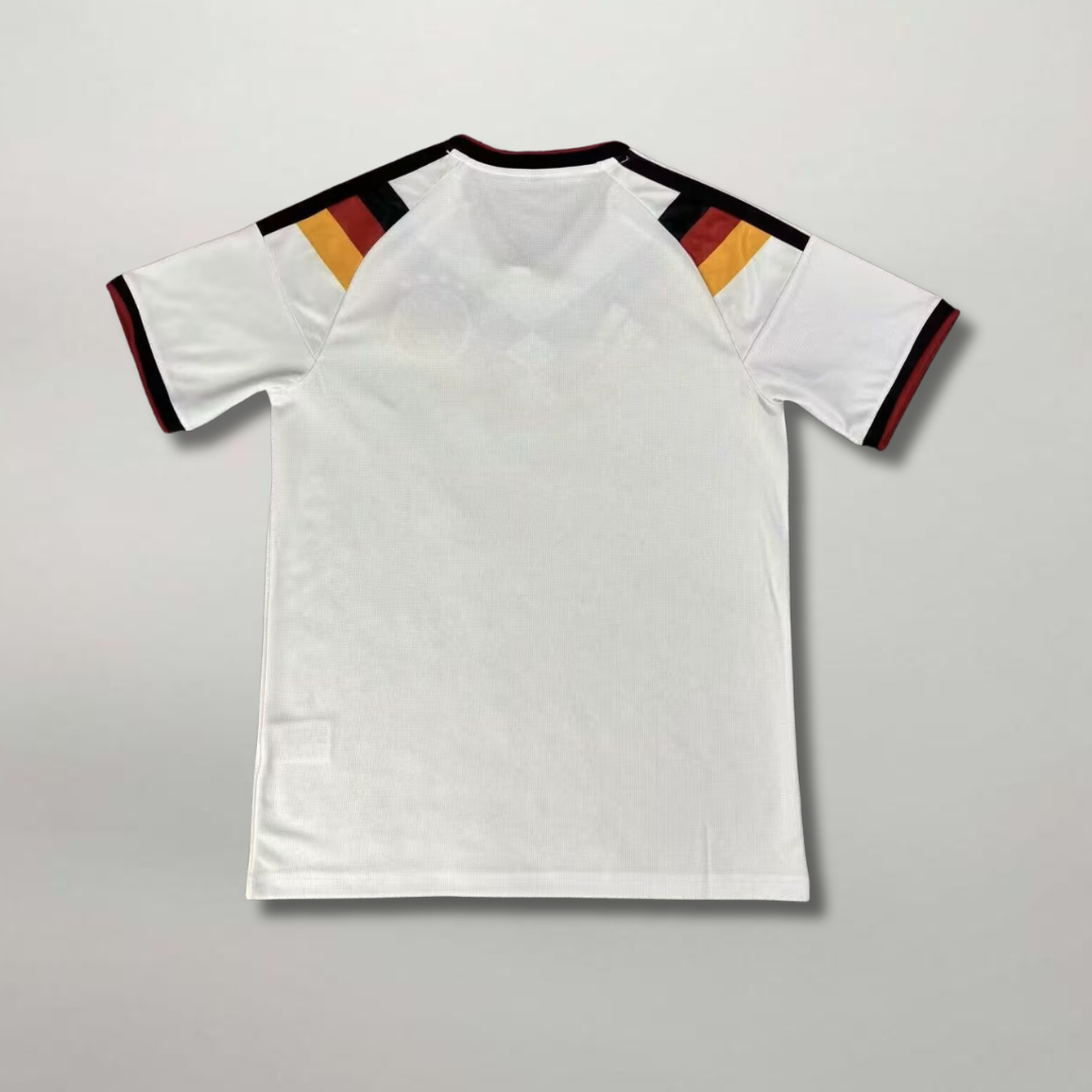 Vista posteriore della maglia bianca della nazionale tedesca 2026 con dettagli tricolore sul colletto