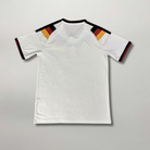 Vista posteriore della maglia bianca della nazionale tedesca 2026 con dettagli tricolore sul colletto