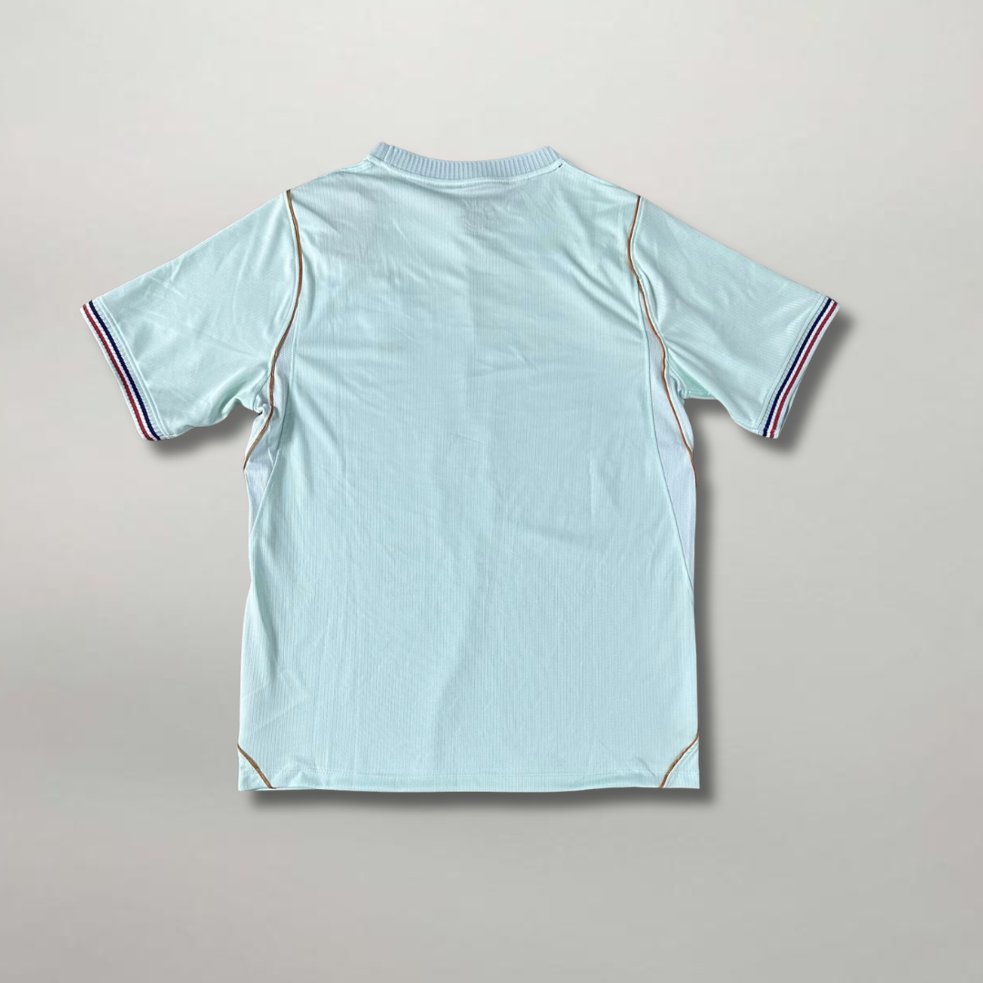 Vista posteriore della maglia da trasferta francese 2026 con dettaglio tricolore sui bordi
