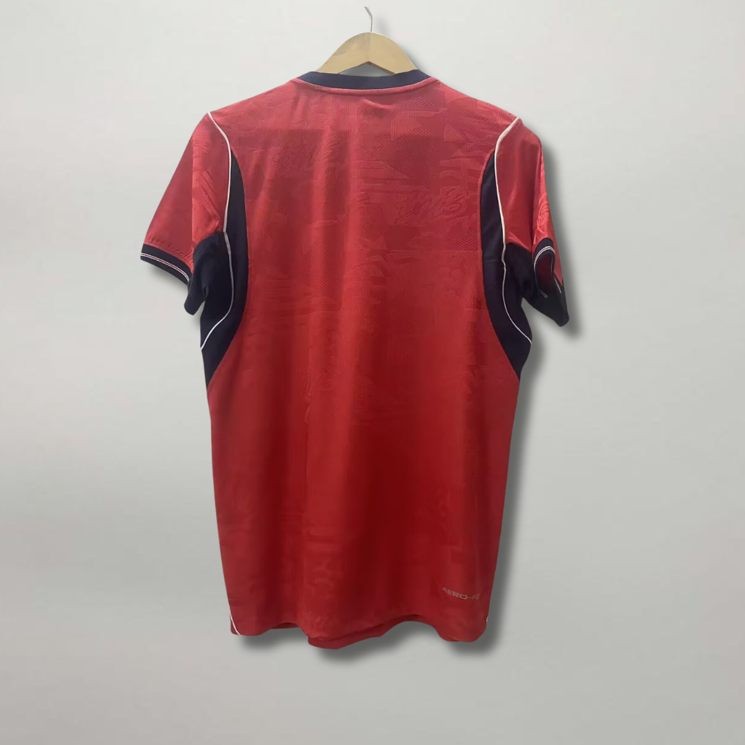 Vista posteriore della maglia da trasferta inglese 2026 con finiture sul colletto e tessuto traspirante