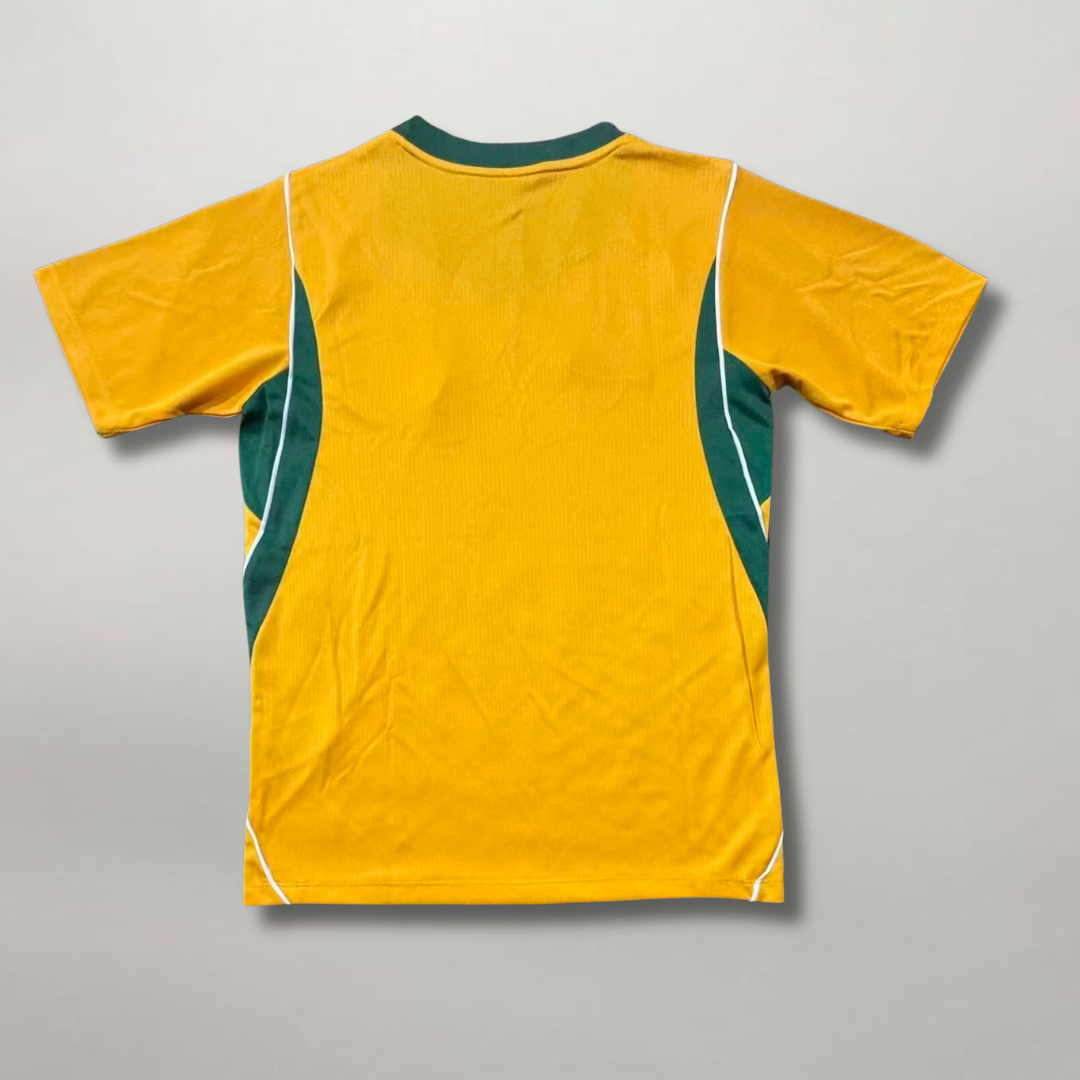 Vista posteriore della prima divisa australiana 2026 gialla e verde con colletto bicolore sportivo