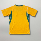 Vista posteriore della prima divisa australiana 2026 gialla e verde con colletto bicolore sportivo