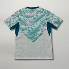 Vista posteriore della seconda maglia portoghese 2026 con motivo artistico all-over e tessuto traspirante