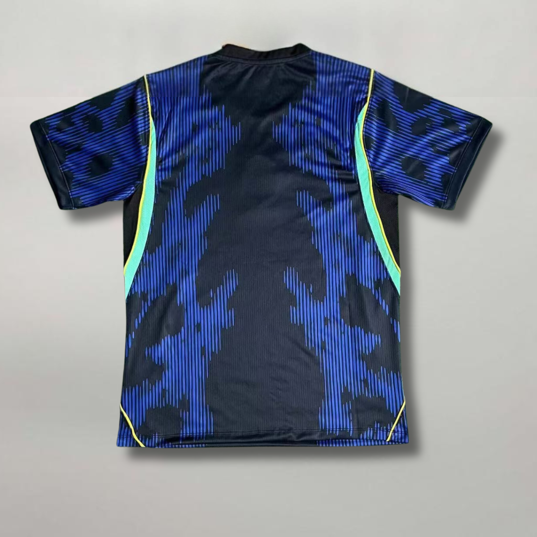 Vista posteriore maglia blu da trasferta della nazionale brasiliana 2026 con motivo grafico dinamico