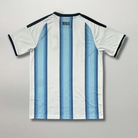 Vista posteriore prima divisa argentina 2026 a strisce verticali con colletto bicolore