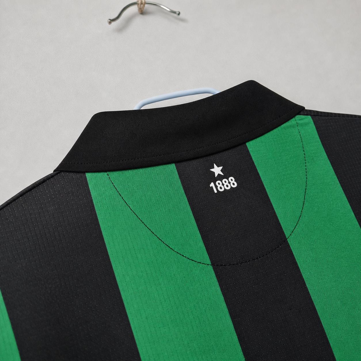Frontale jersey Celtic away con bande verticali verdi e nere