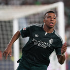 Kylian Mbappé esulta con la maglia away verde del Real Madrid 2026/27 nella partita contro l'Elche