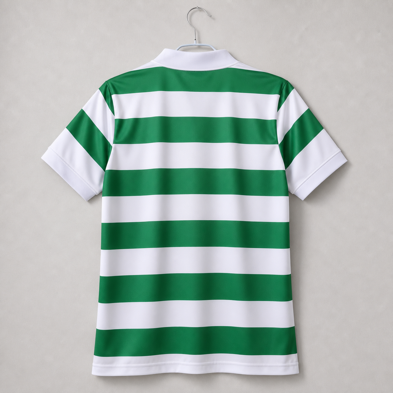 Jersey Celtic 1980 con bande orizzontali verdi e bianche