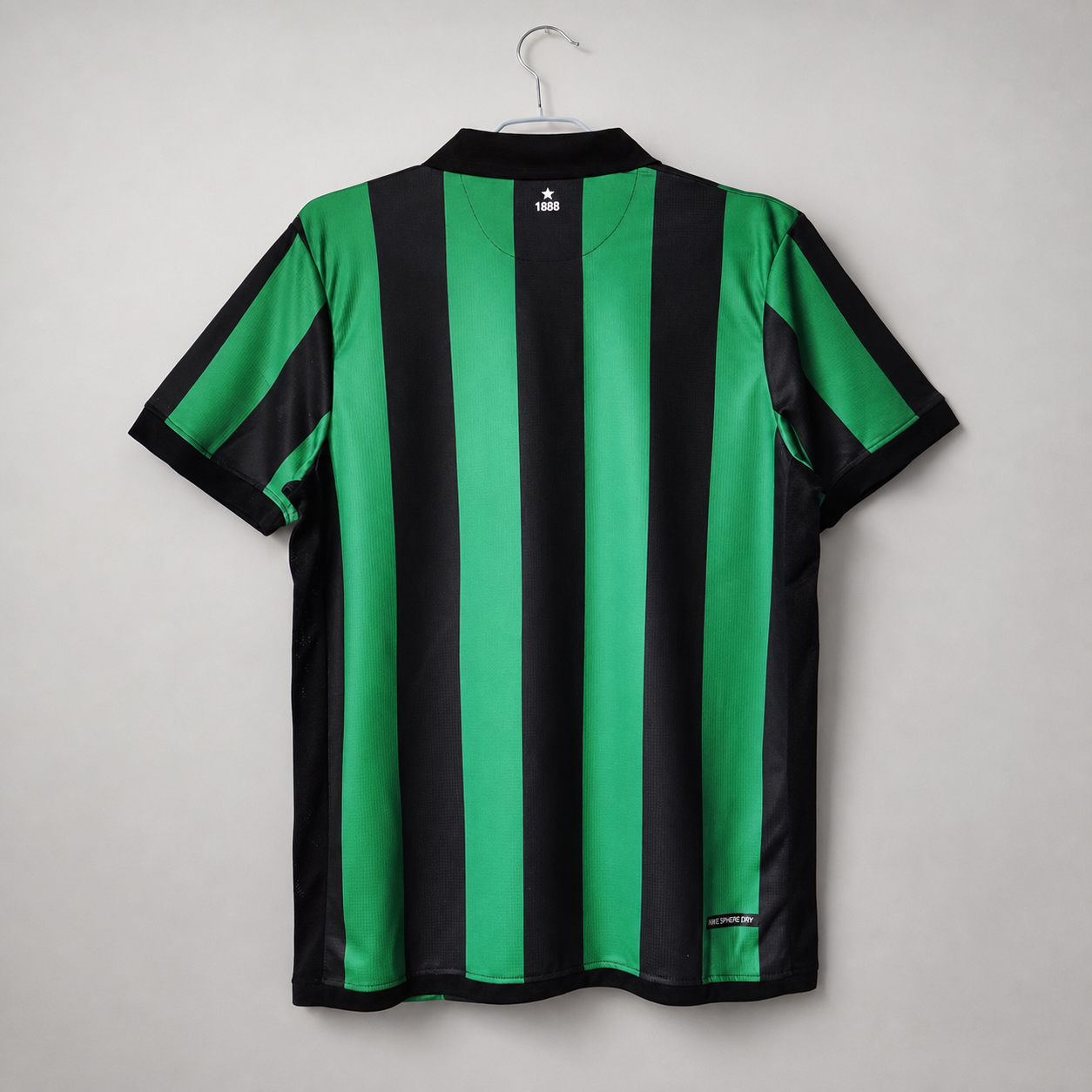 Frontale jersey Celtic away con bande verticali verdi e nere