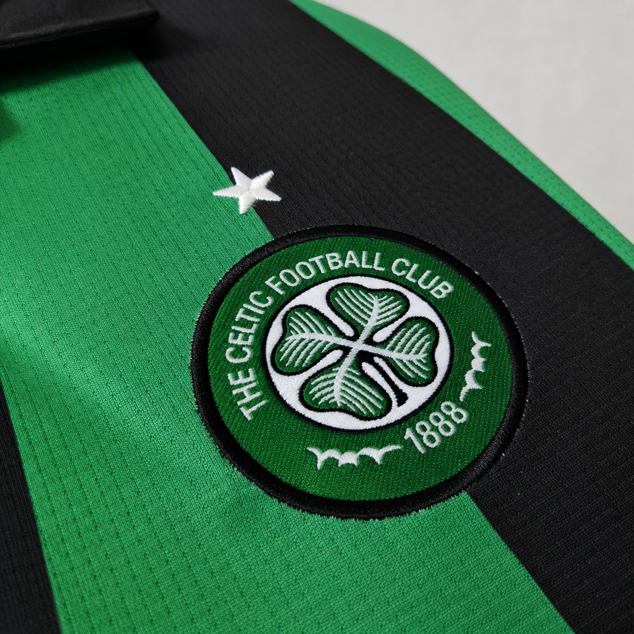 Dettaglio stemma Celtic soccer jersey away 2005/06