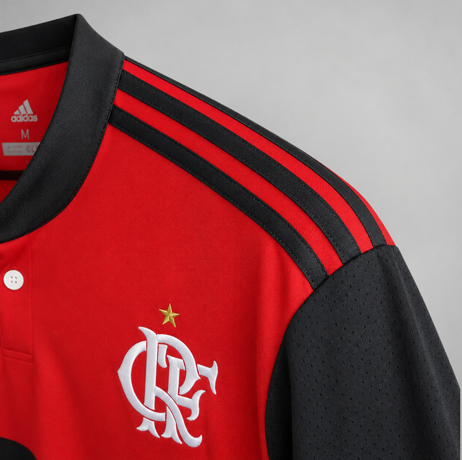 Dettaglio manica Flamengo maglia 2017/18 con finiture nere e rosse
