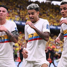 giocatori colombia con maglia 100th anniversario