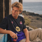 Modello con la maglia away nero e viola del Barcellona 2026/27, vista frontale