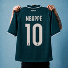 Maglia Mbappé Real Madrid Away 2026/27 tenuta in mano, retro con nome MBAPPÉ e numero 10