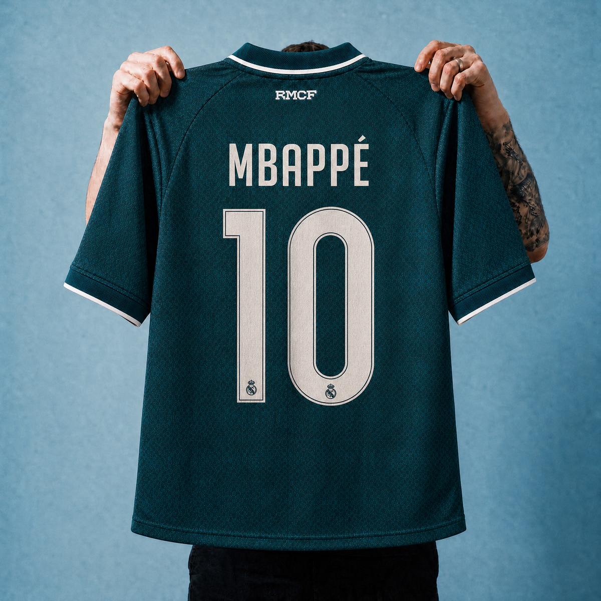 Maglia Mbappé Real Madrid Away 2026/27 tenuta in mano, retro con nome MBAPPÉ e numero 10