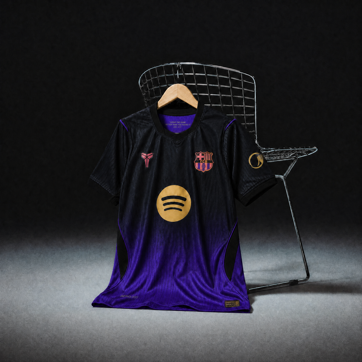 Maglia away Barcellona 2026/27 nero e viola su gruccia in legno, vista frontale
