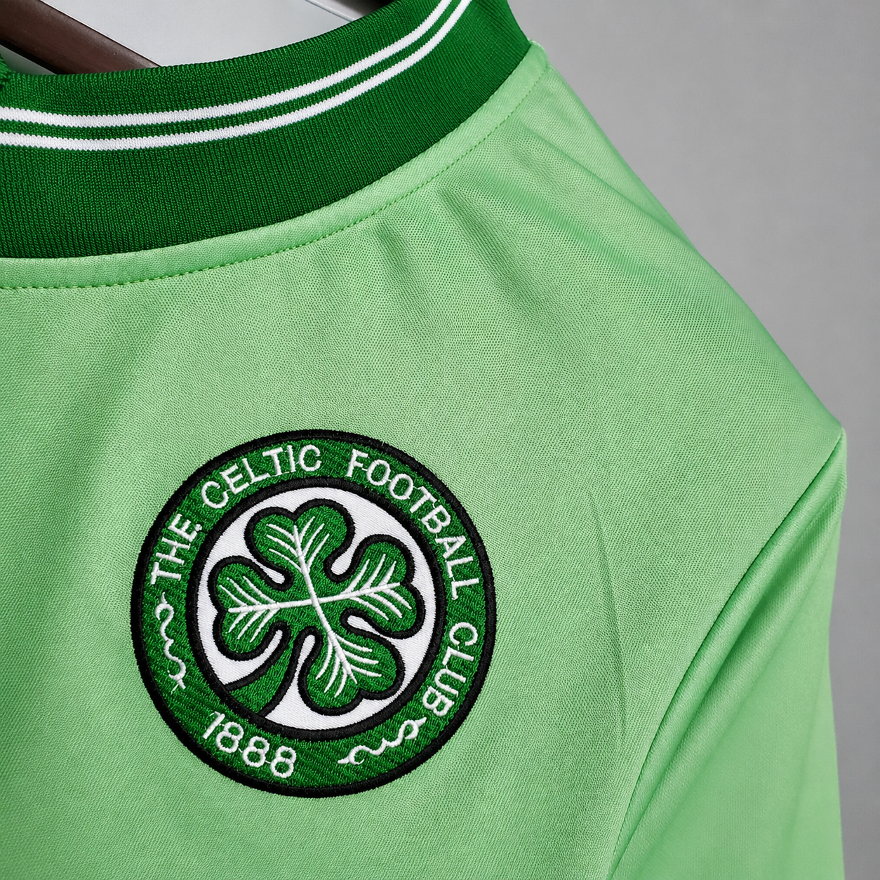 Dettaglio stemma Celtics maglia rétro verde