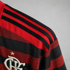 Dettaglio frontale Flamengo jersey 2018/19 con bande orizzontali sottili